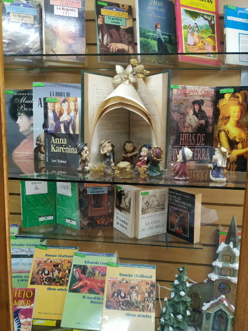 Librería con estantes